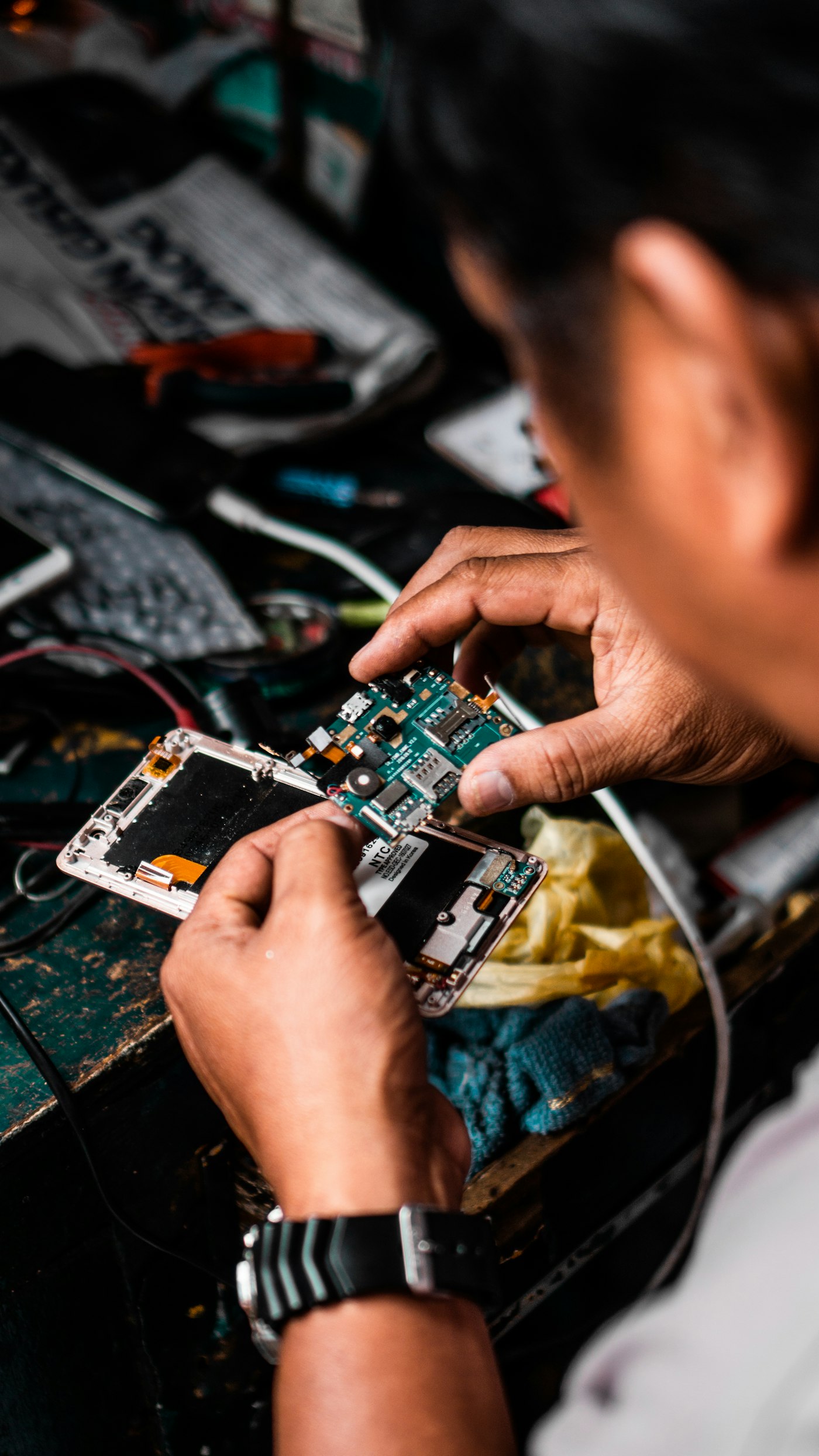 Técnico consertando um celular na bancada