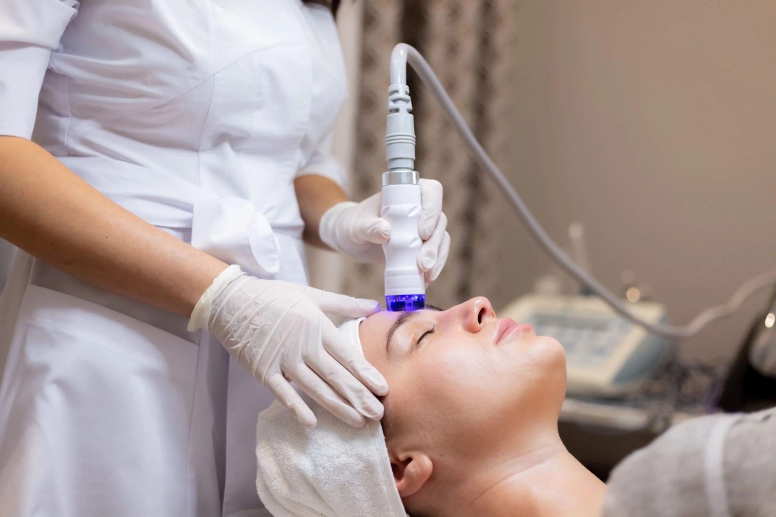 Profissional de estética aplica tratamento facial na cliente